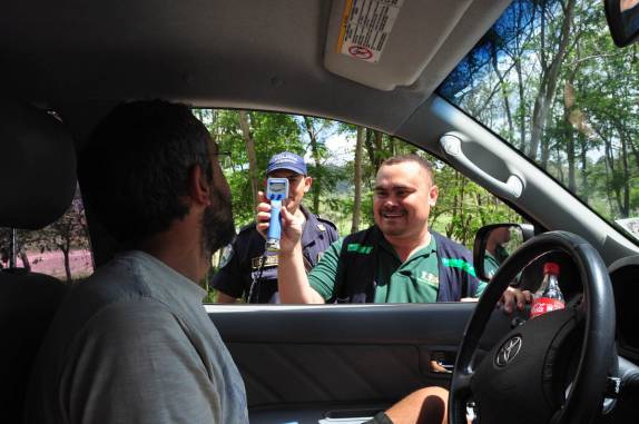 Verificando o resultado do teste de bafômetro em estrada entre San Pedro Sula e Copán Ruinas, em Honduras